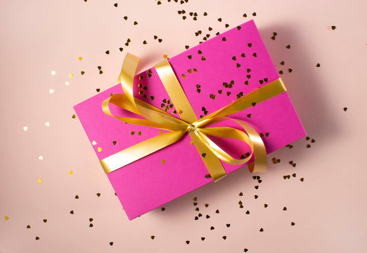 Eingepackte Geschenke mit Schleifen – Mitbringsel aus dem Urlaub