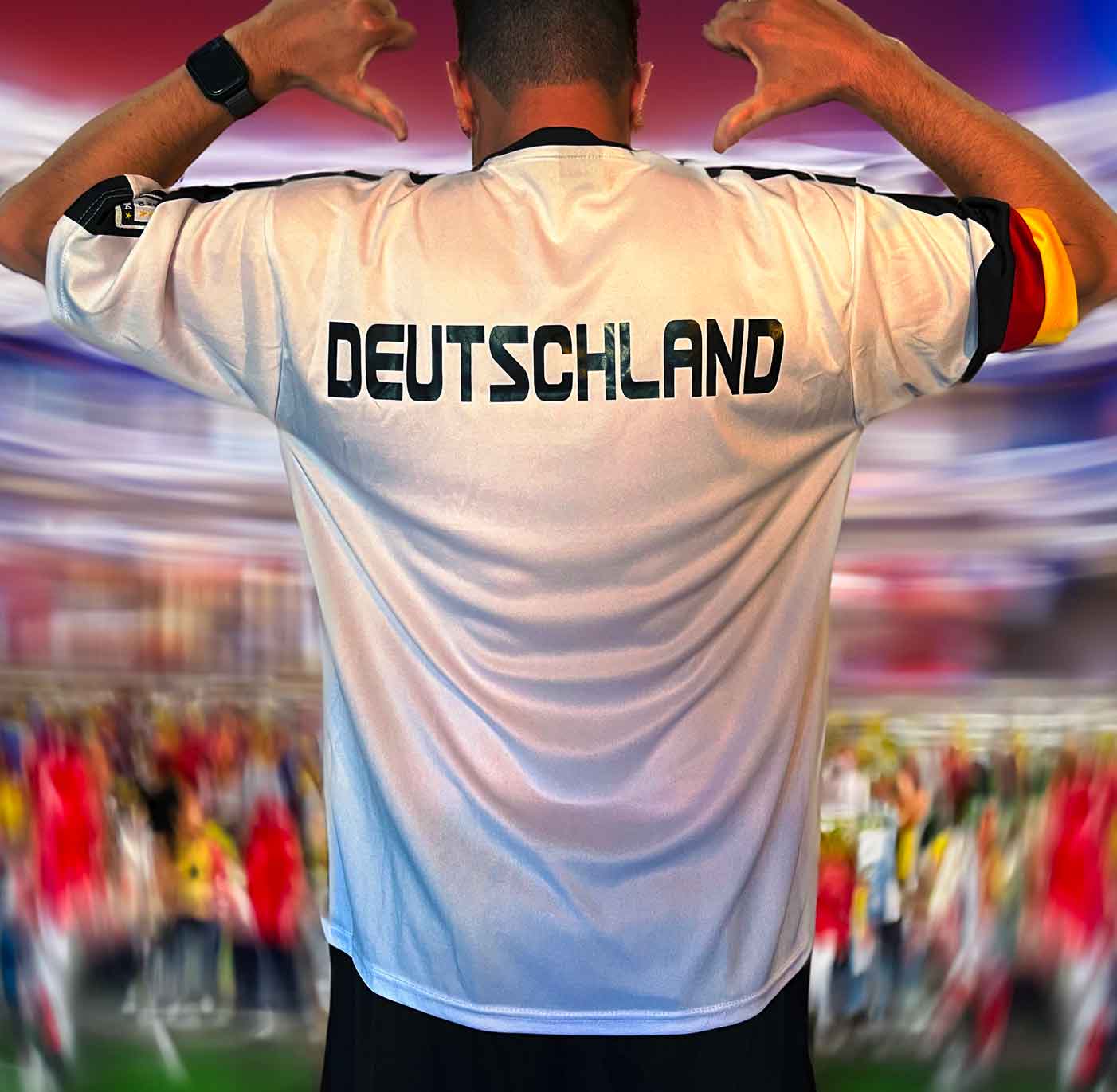 Mann trägt Deutschland Fanshirt in Größe M und zeigt den Rücken