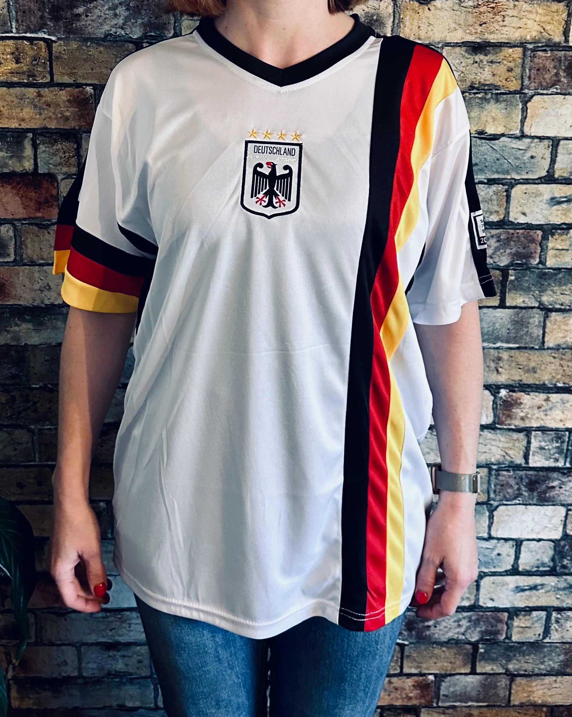 Frau trägt Deutschland Fanshirt in Größe M